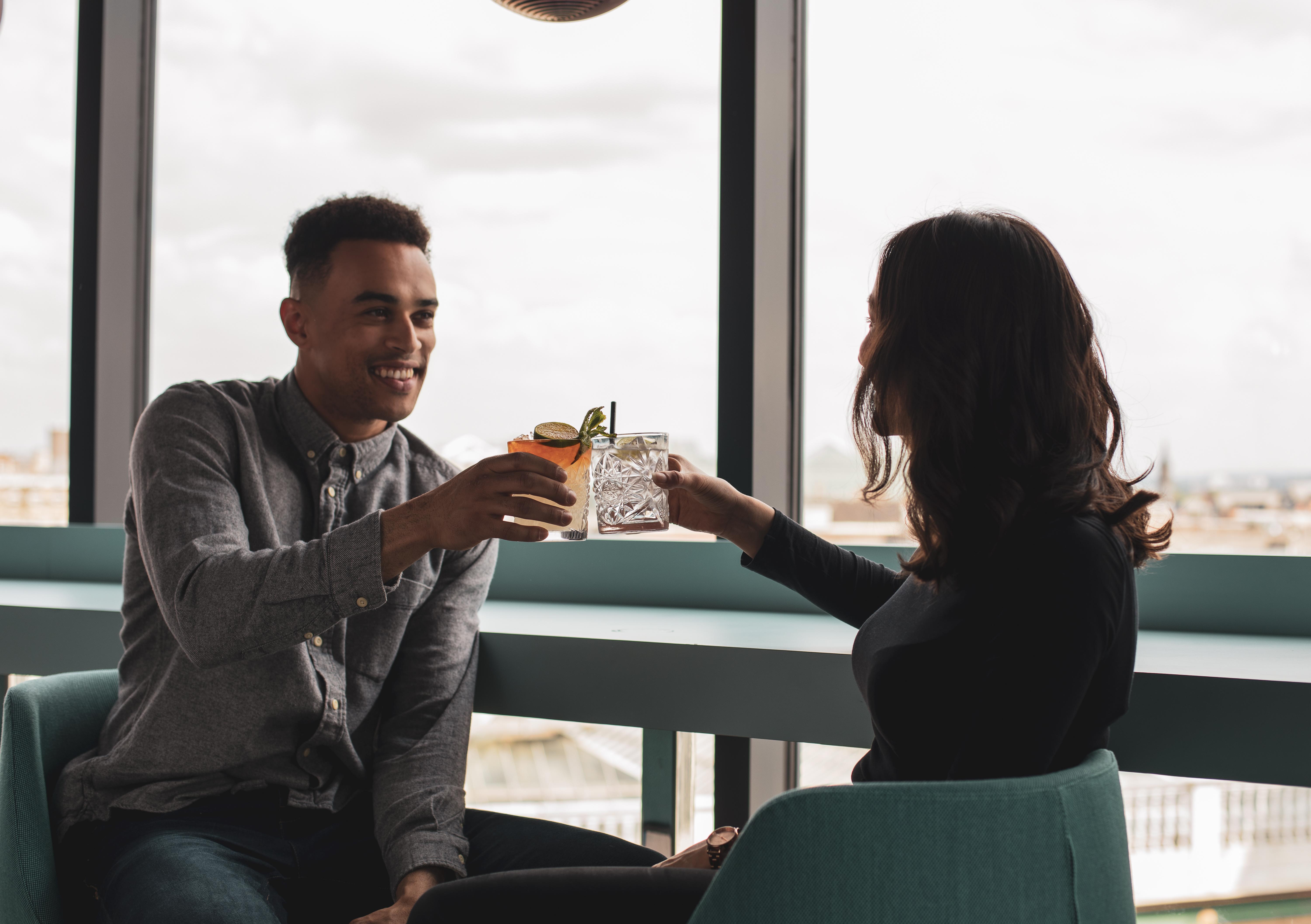 Yotel Glasgow Exterior foto A couple having drinks together.