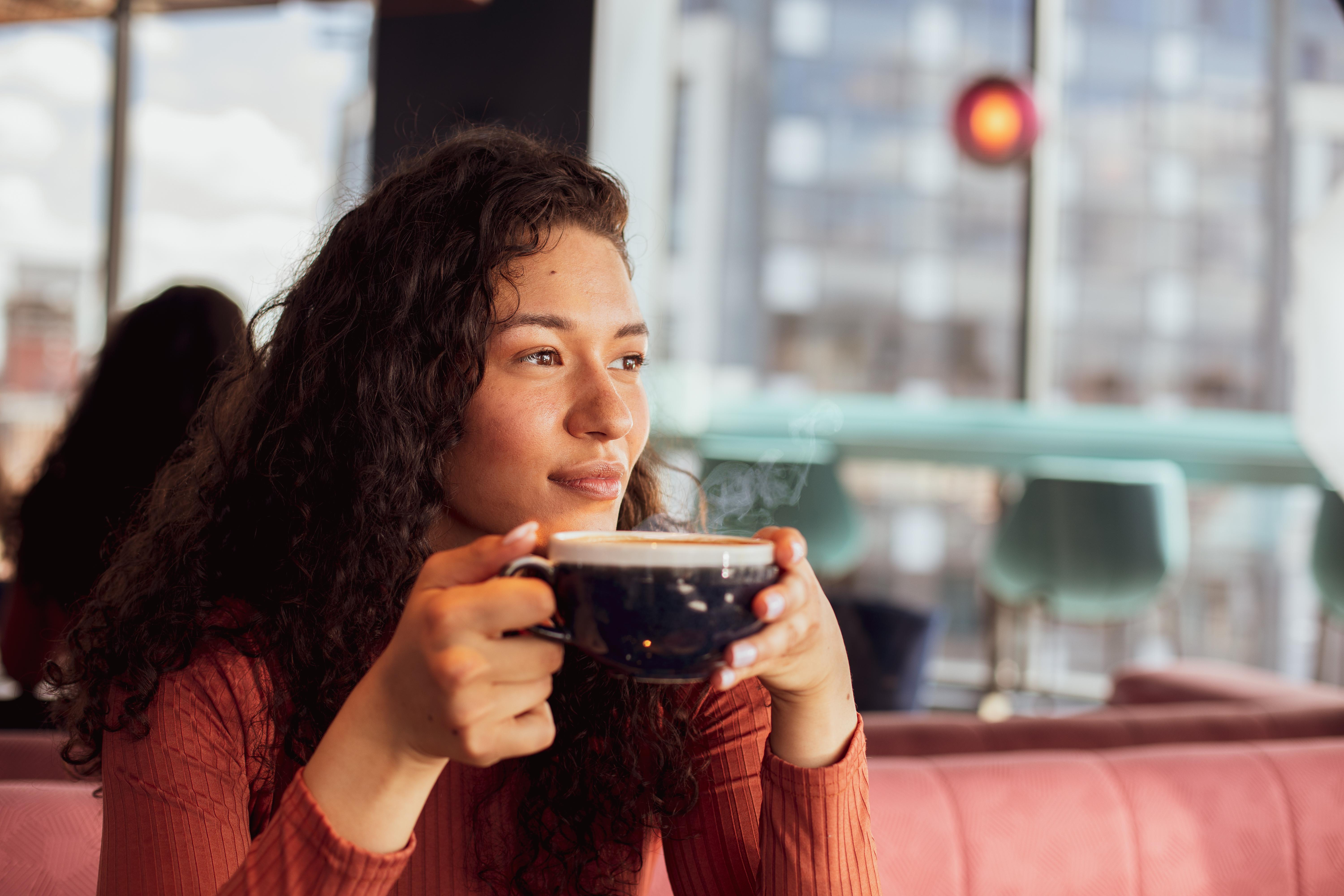 Yotel Glasgow Exterior foto A woman drinking coffee.