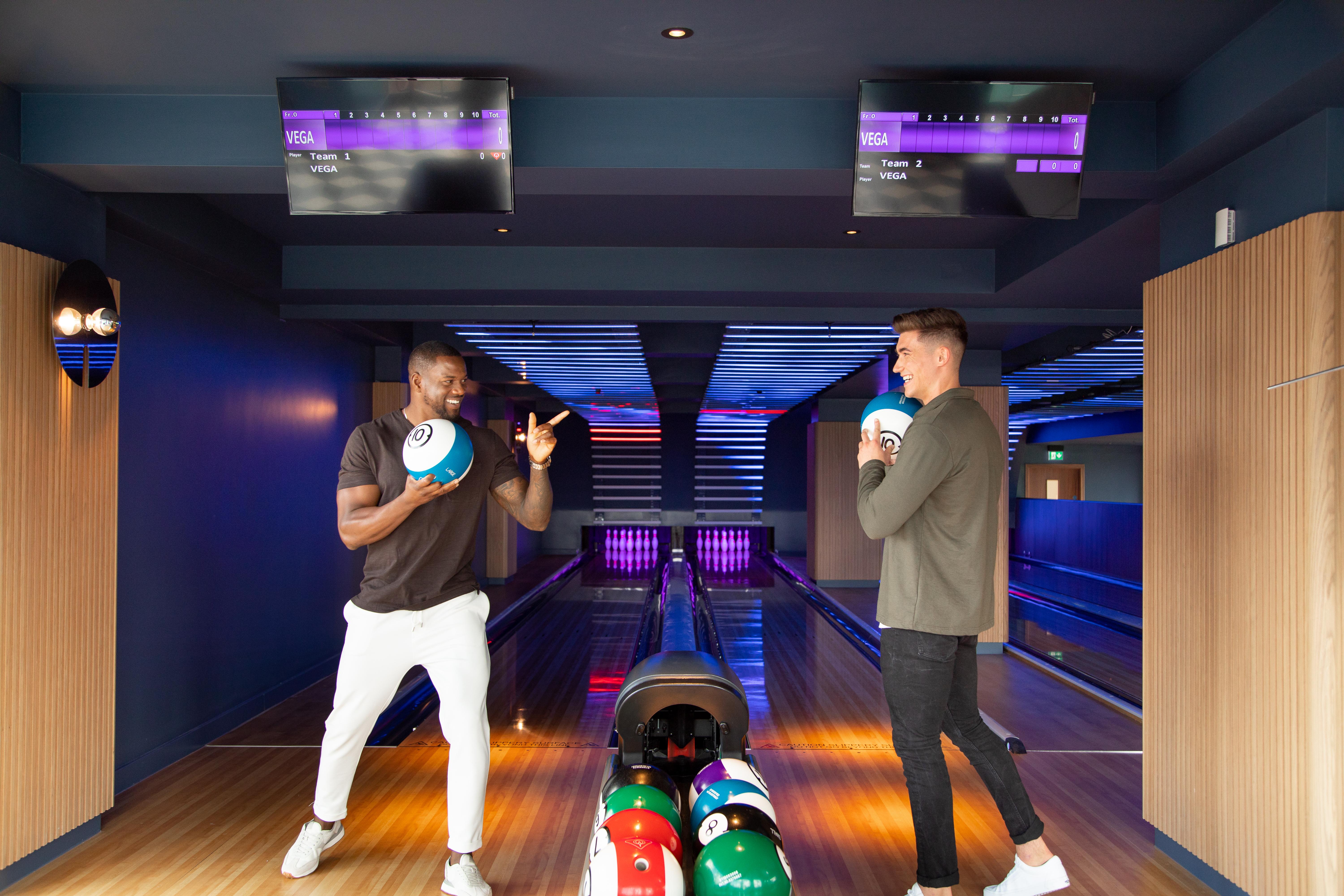 Yotel Glasgow Exterior foto Photo of two men playing bowling