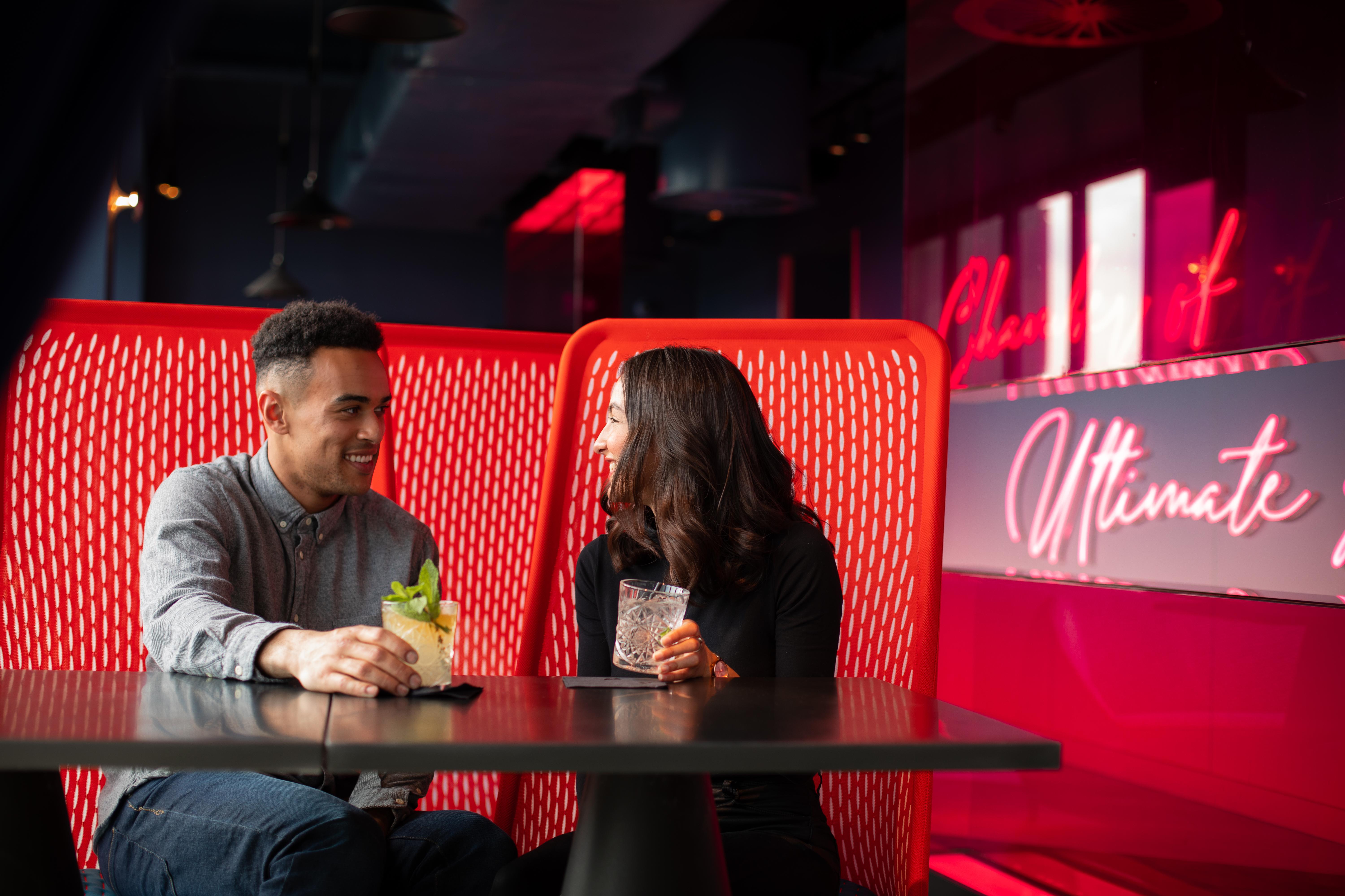 Yotel Glasgow Exterior foto Photo of couple sitting in booth with drinks